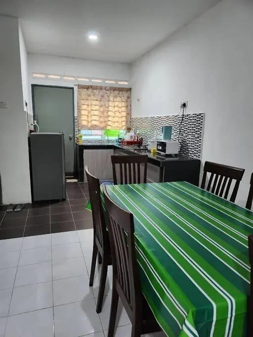 D'Haja 61 Klia Sepang With 3 Airconds & Wifi Villa Banting  0*, Banting (Selangor)